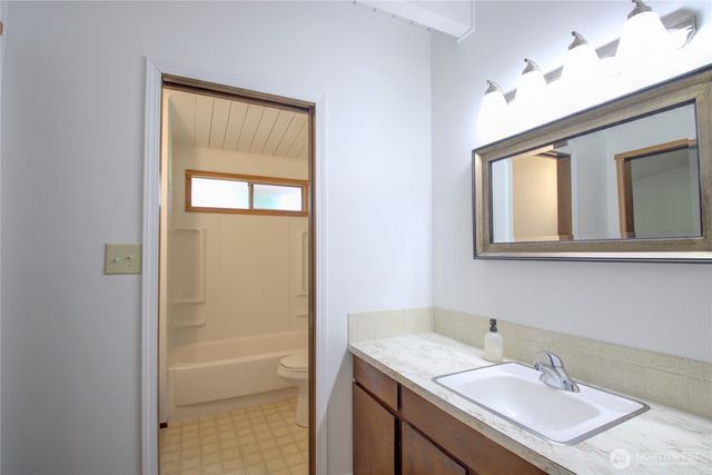 16972 Vaughn Rd, Mount Vernon, WA 98273