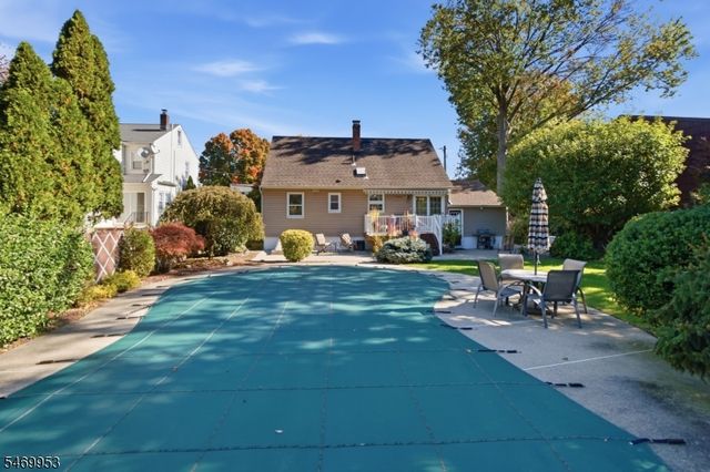 5 Hazel Pl, Fair Lawn Boro, NJ 07410