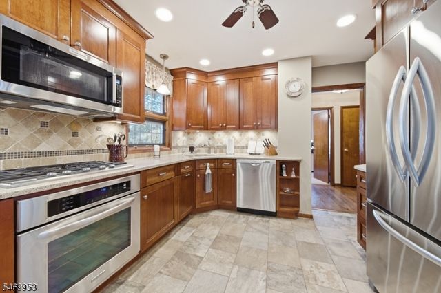 5 Hazel Pl, Fair Lawn Boro, NJ 07410