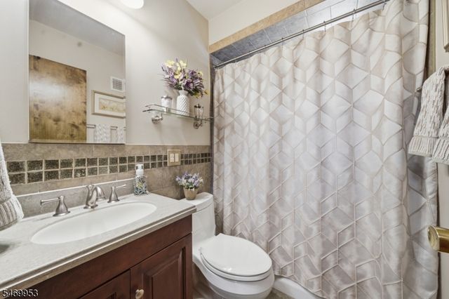 5 Hazel Pl, Fair Lawn Boro, NJ 07410