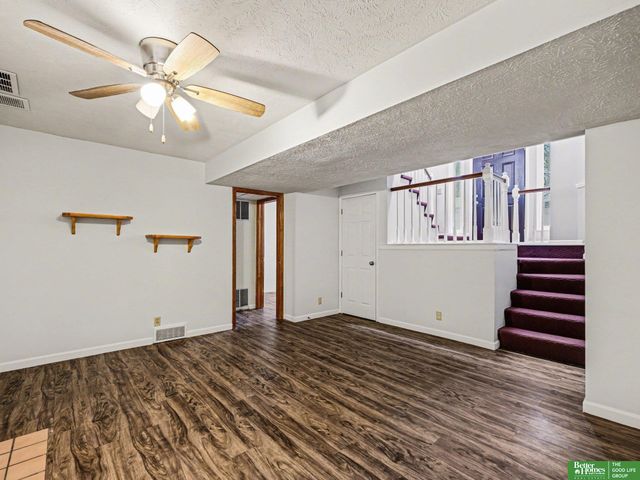 7906 Potter Plaza, Omaha, NE 68122