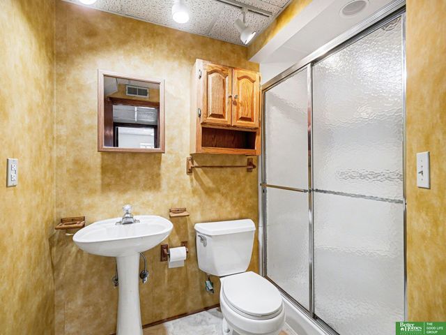 7906 Potter Plaza, Omaha, NE 68122