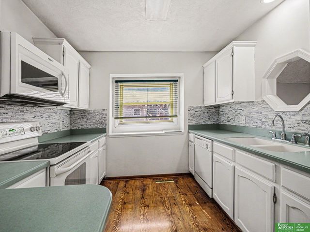 7906 Potter Plaza, Omaha, NE 68122