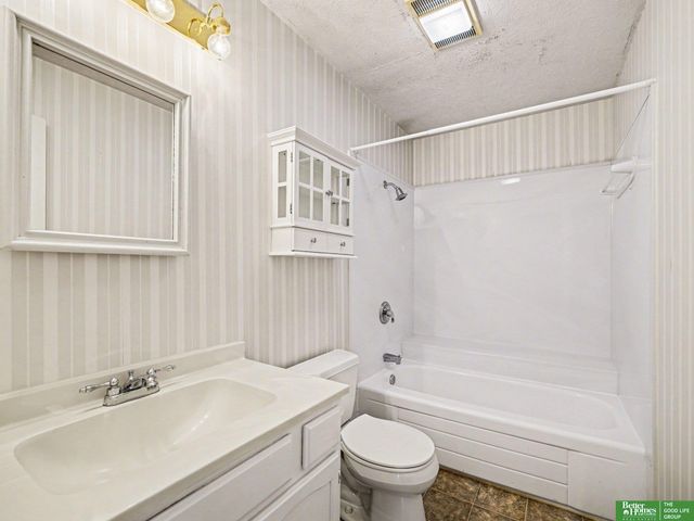 7906 Potter Plaza, Omaha, NE 68122