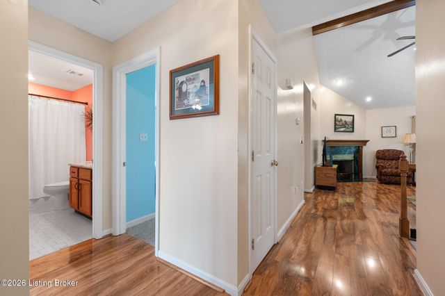 704 Auburn Oaks Dr, Louisville, KY 40214