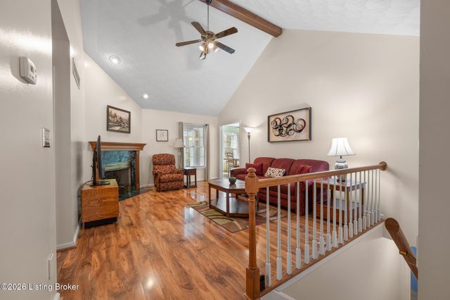 704 Auburn Oaks Dr, Louisville, KY 40214