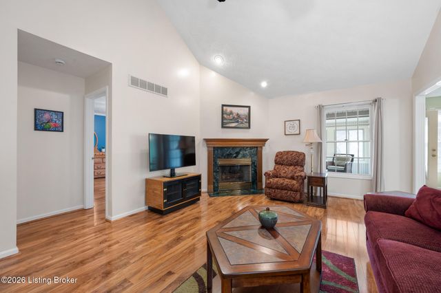 704 Auburn Oaks Dr, Louisville, KY 40214