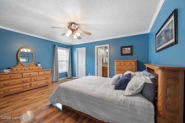 704 Auburn Oaks Dr, Louisville, KY 40214