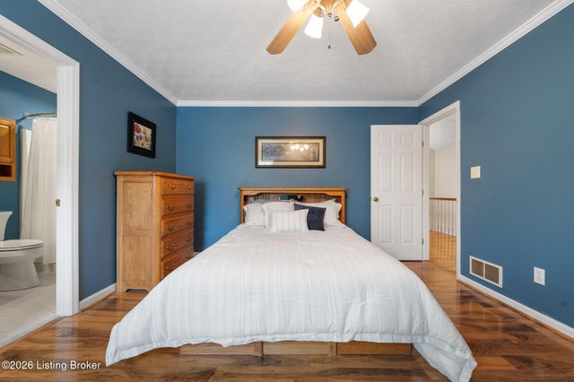 704 Auburn Oaks Dr, Louisville, KY 40214