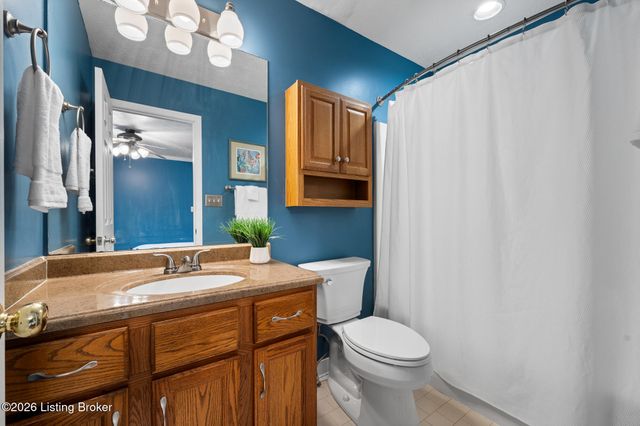 704 Auburn Oaks Dr, Louisville, KY 40214