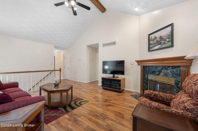 704 Auburn Oaks Dr, Louisville, KY 40214