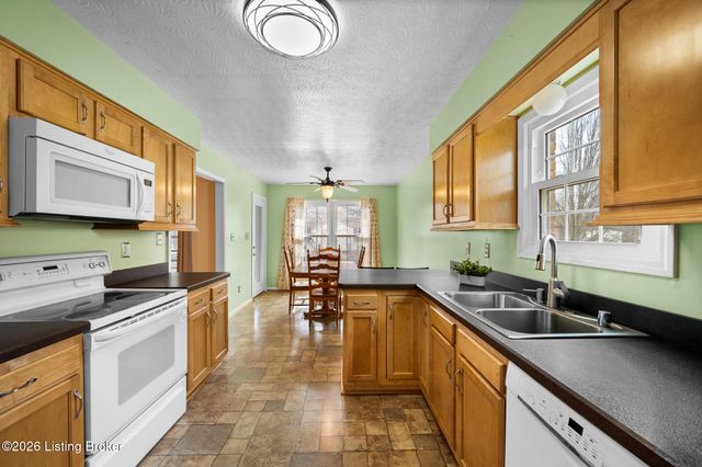 704 Auburn Oaks Dr, Louisville, KY 40214