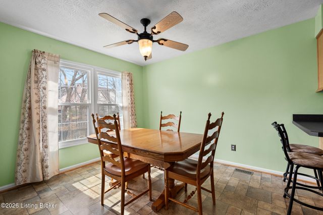 704 Auburn Oaks Dr, Louisville, KY 40214