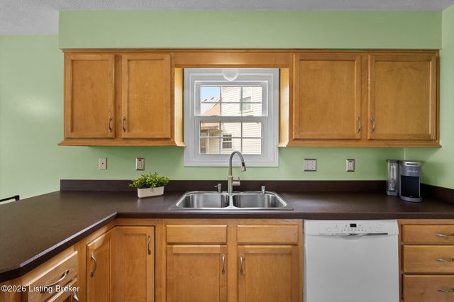 704 Auburn Oaks Dr, Louisville, KY 40214