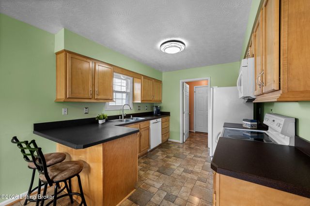 704 Auburn Oaks Dr, Louisville, KY 40214