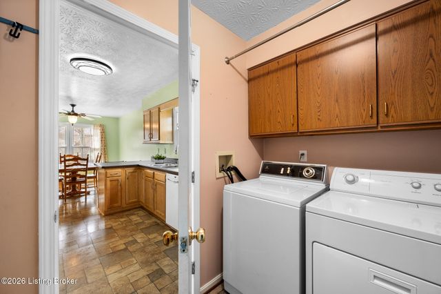 704 Auburn Oaks Dr, Louisville, KY 40214