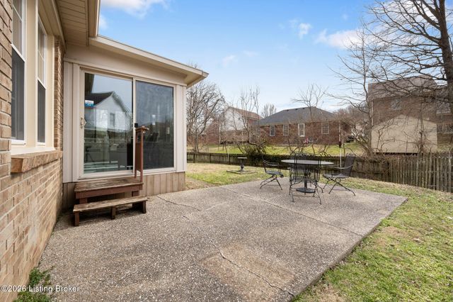 704 Auburn Oaks Dr, Louisville, KY 40214