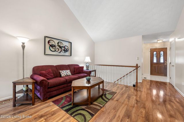 704 Auburn Oaks Dr, Louisville, KY 40214