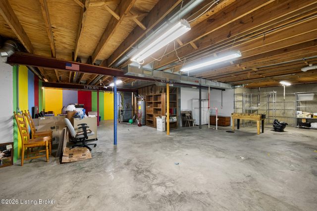 704 Auburn Oaks Dr, Louisville, KY 40214