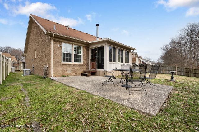 704 Auburn Oaks Dr, Louisville, KY 40214