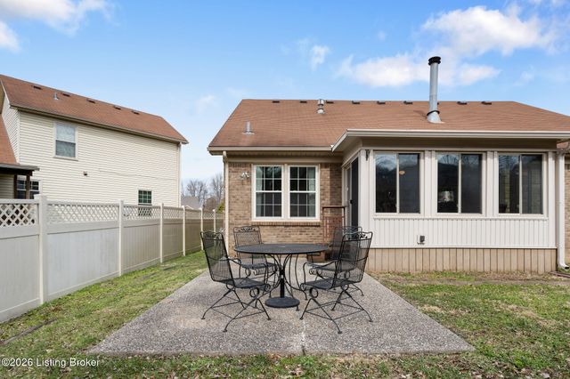 704 Auburn Oaks Dr, Louisville, KY 40214