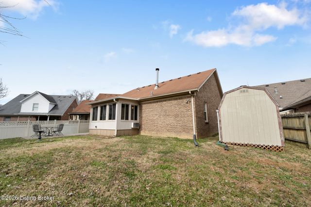 704 Auburn Oaks Dr, Louisville, KY 40214