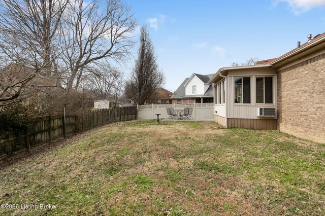 704 Auburn Oaks Dr, Louisville, KY 40214