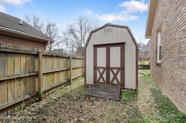 704 Auburn Oaks Dr, Louisville, KY 40214