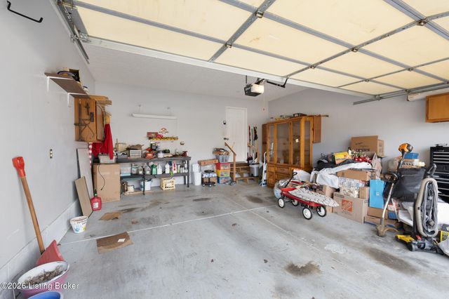 704 Auburn Oaks Dr, Louisville, KY 40214