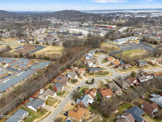 704 Auburn Oaks Dr, Louisville, KY 40214