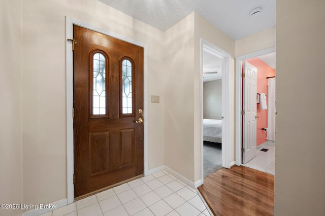 704 Auburn Oaks Dr, Louisville, KY 40214