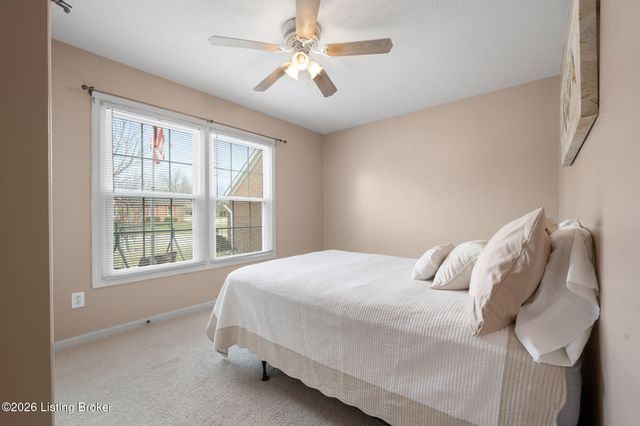 704 Auburn Oaks Dr, Louisville, KY 40214