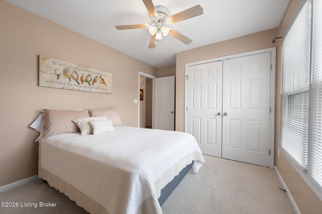 704 Auburn Oaks Dr, Louisville, KY 40214