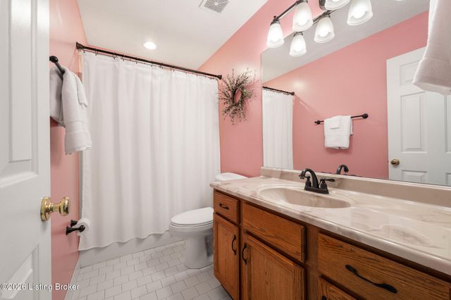 704 Auburn Oaks Dr, Louisville, KY 40214