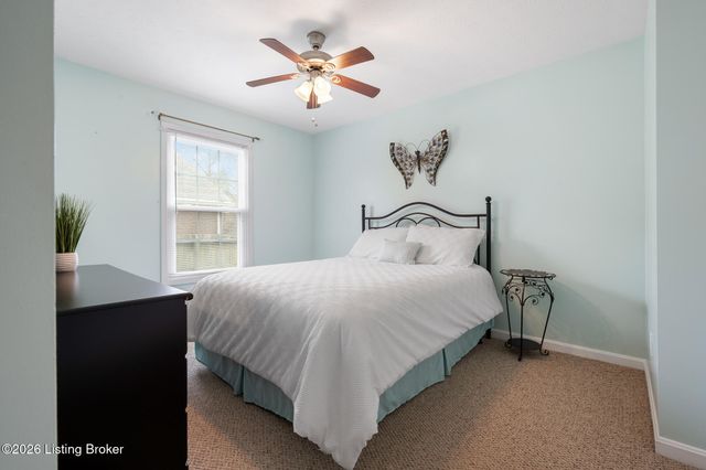 704 Auburn Oaks Dr, Louisville, KY 40214