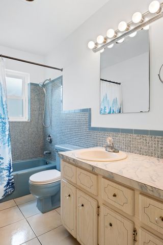 735 NE 34th Court, Oakland Park, FL 33334