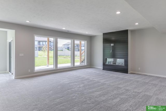 5425 N 212 Street, Elkhorn, NE 68022