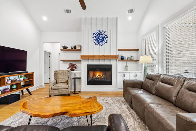 8028 N Shoreline Boulevard, Benton, AR 72019