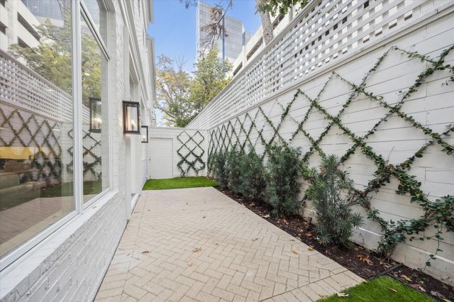 19 Wentworth Gate Path, Houston, TX 77027