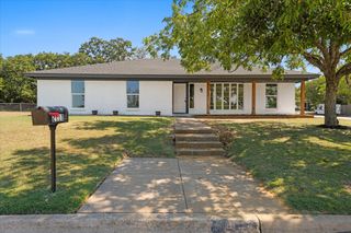 2113 Carverly Drive, Fort Worth, TX 76112
