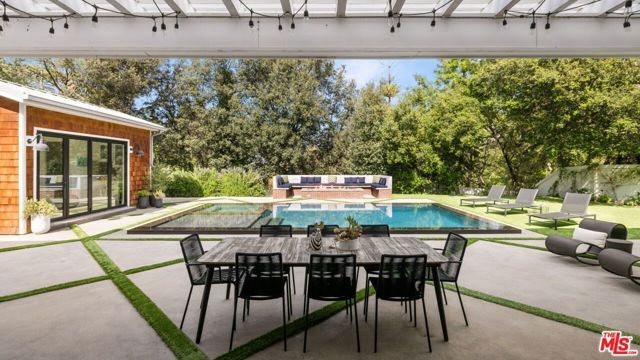 16101 Royal Mount Drive, Encino (los Angeles), CA 91436