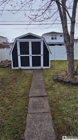 104 Bradwood Road, West Seneca, NY 14224