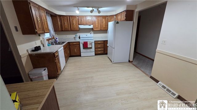 104 Bradwood Road, West Seneca, NY 14224