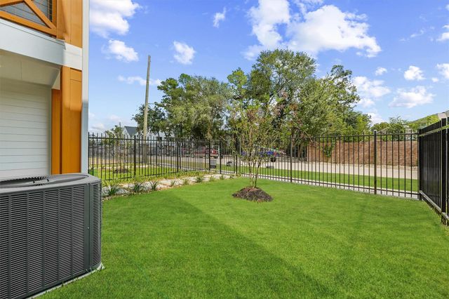 3903 Pinemont Drive A, Houston, TX 77018