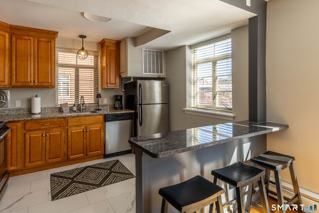 30 Outlook Avenue APT 104, West Hartford, CT 06119