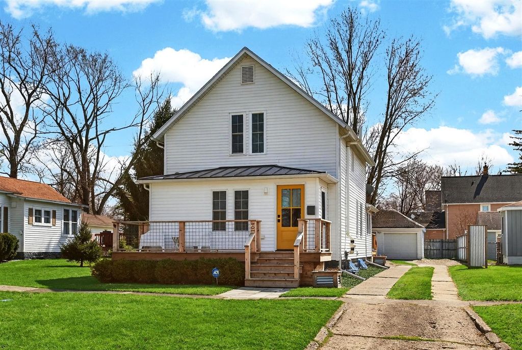 104 E Locust Street, Three Oaks, MI 49128