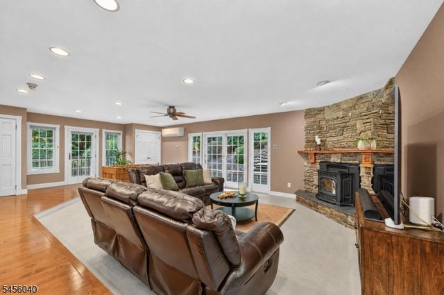 70 Old Mountain Rd, Clinton Twp., NJ 08833