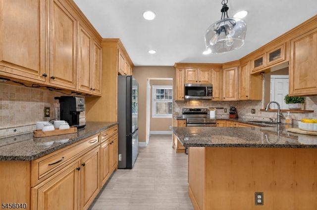 70 Old Mountain Rd, Clinton Twp., NJ 08833