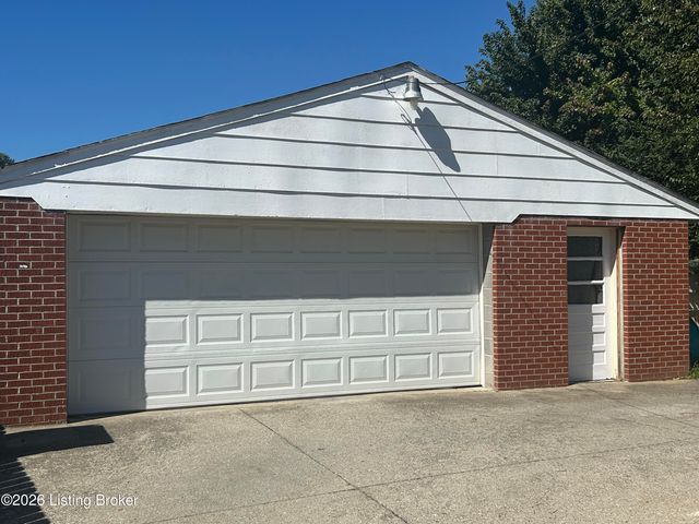 10508 Torrington Rd, Louisville, KY 40272