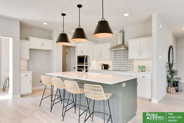 18827 Riviera Drive, Omaha, NE 68136